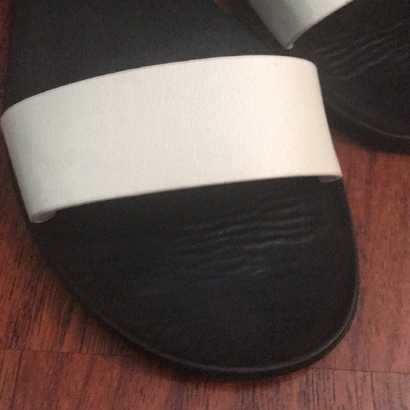 Black and white sandals - Picture 2 of 6